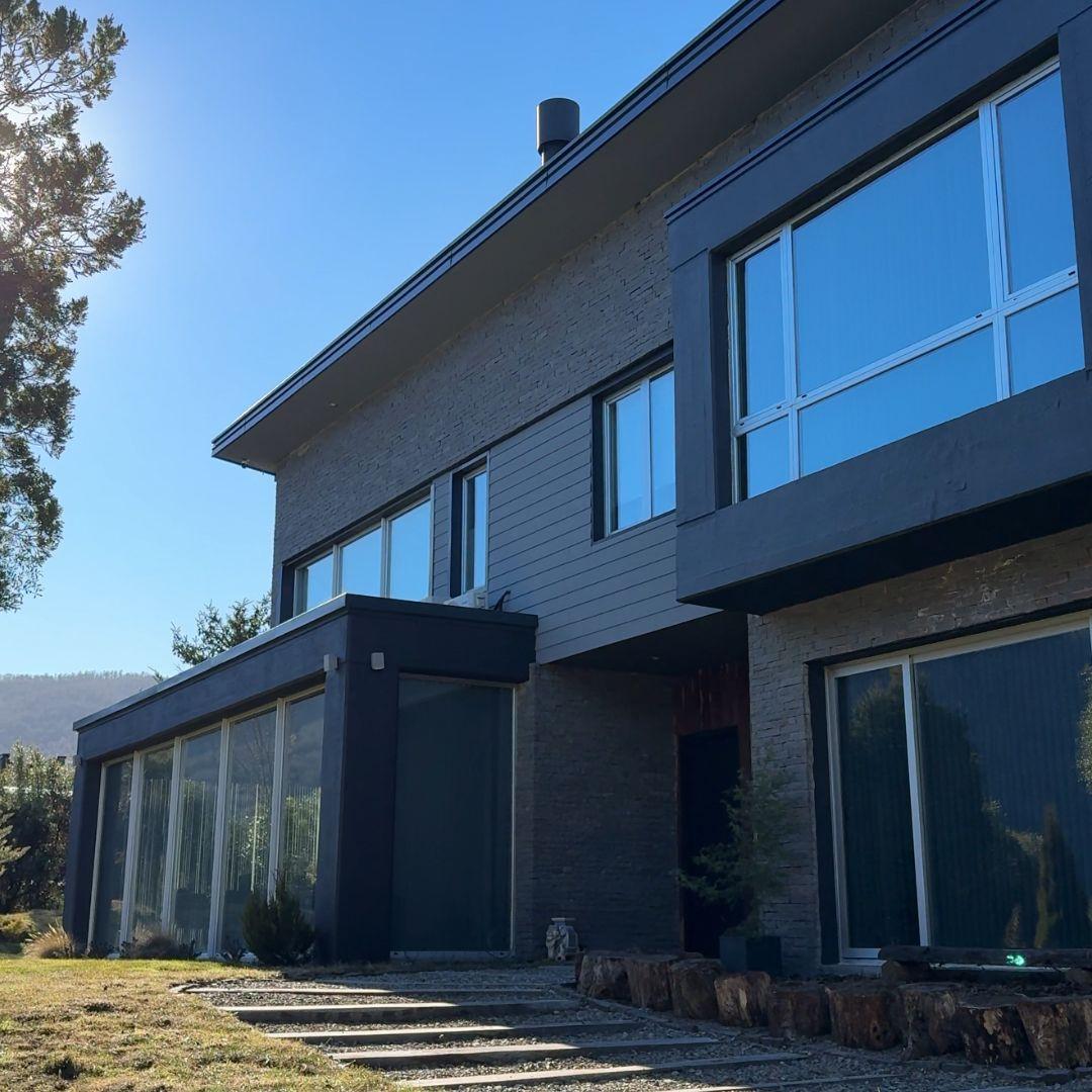 Majestuosidad en Arelauquen Una Obra Maestra de Diseño