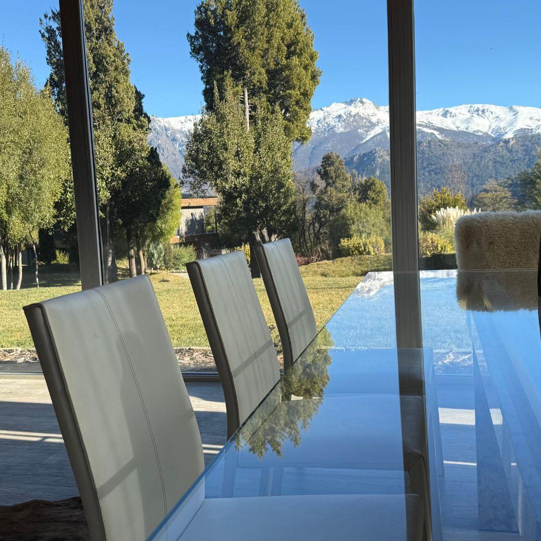 Majestuosidad en Arelauquen Una Obra Maestra de Diseño