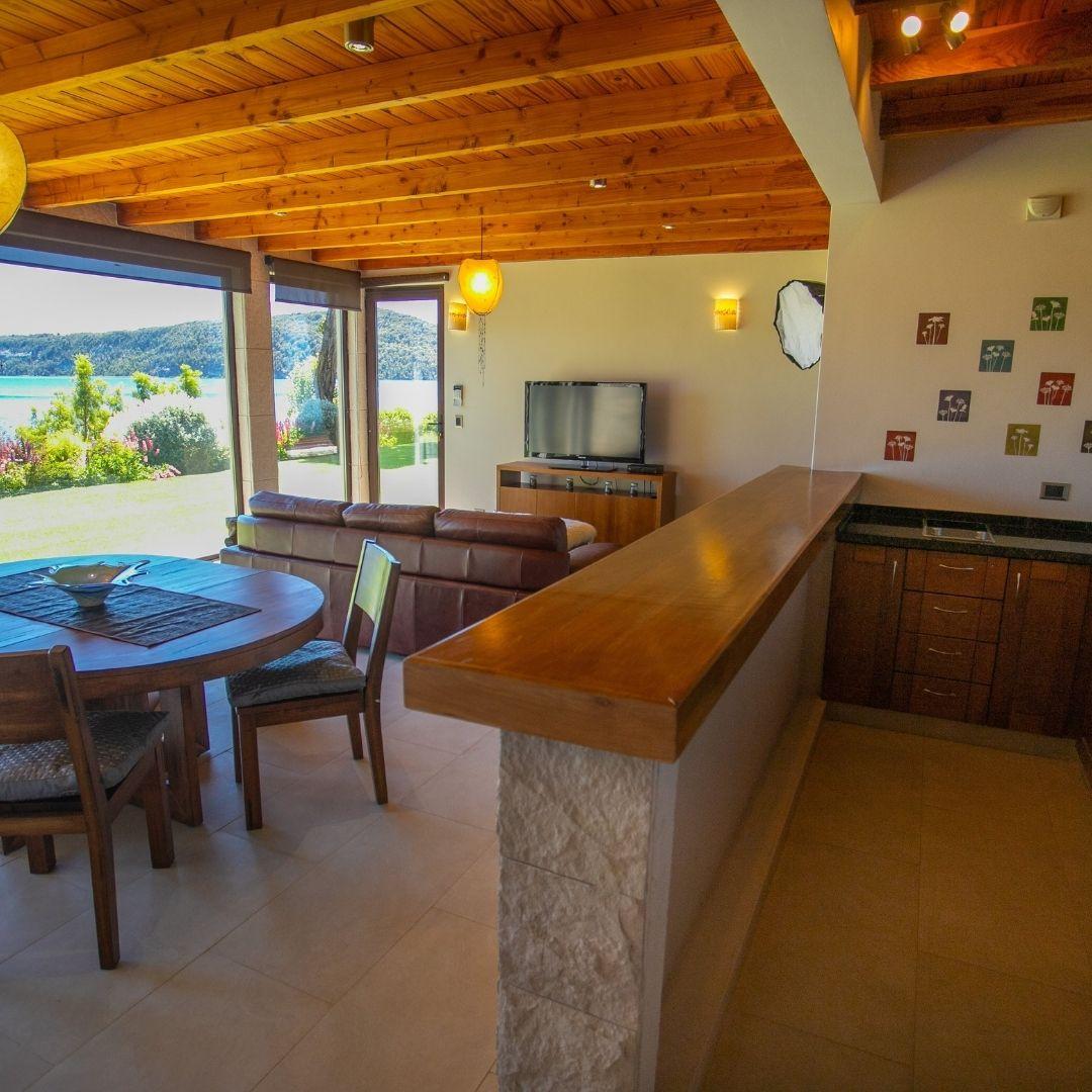 Residencia con Costa de Lago playa y Playroom Circuito Chico