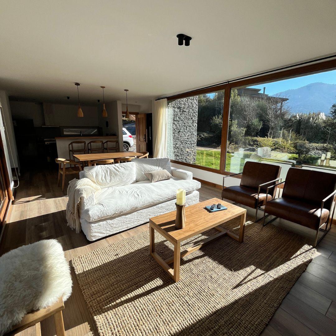 Casa Moderna de 3 Dormitorios con Vistas al Polo y Cerro Otto