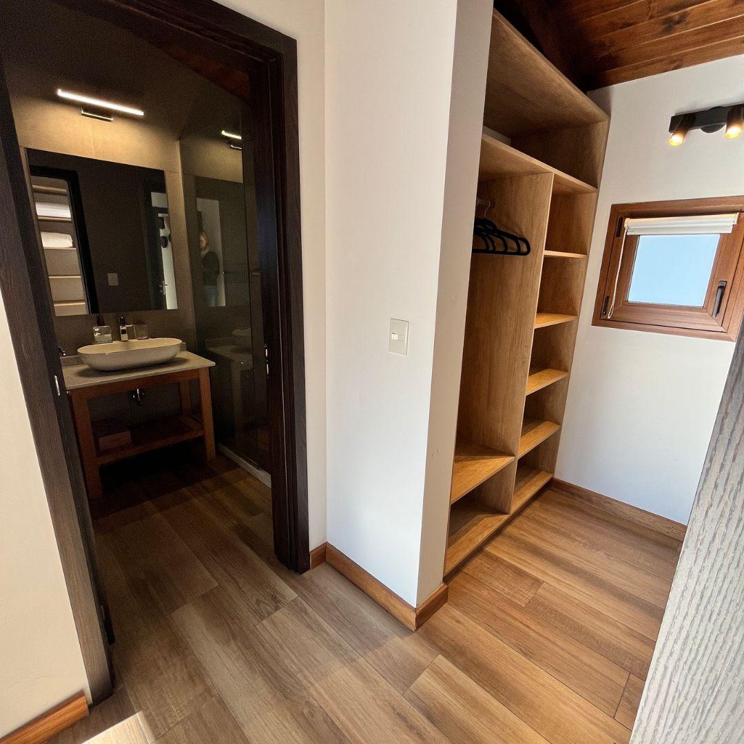 Casa Moderna de 3 Dormitorios con Vistas al Polo y Cerro Otto