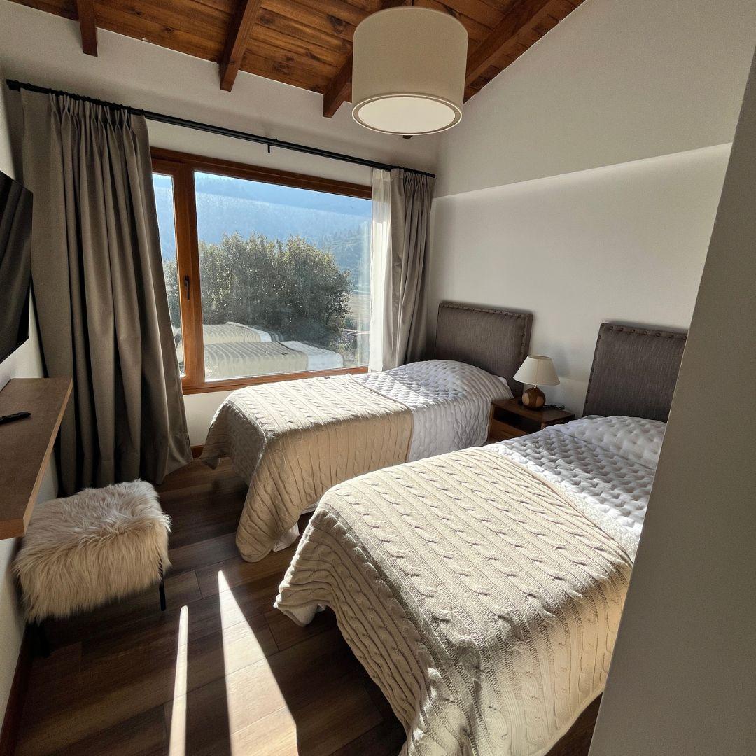 Casa Moderna de 3 Dormitorios con Vistas al Polo y Cerro Otto