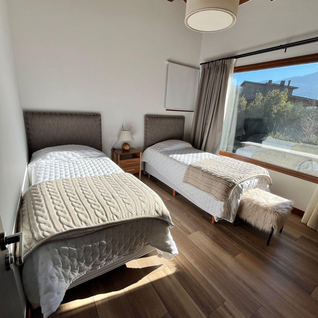 Casa Moderna de 3 Dormitorios con Vistas al Polo y Cerro Otto