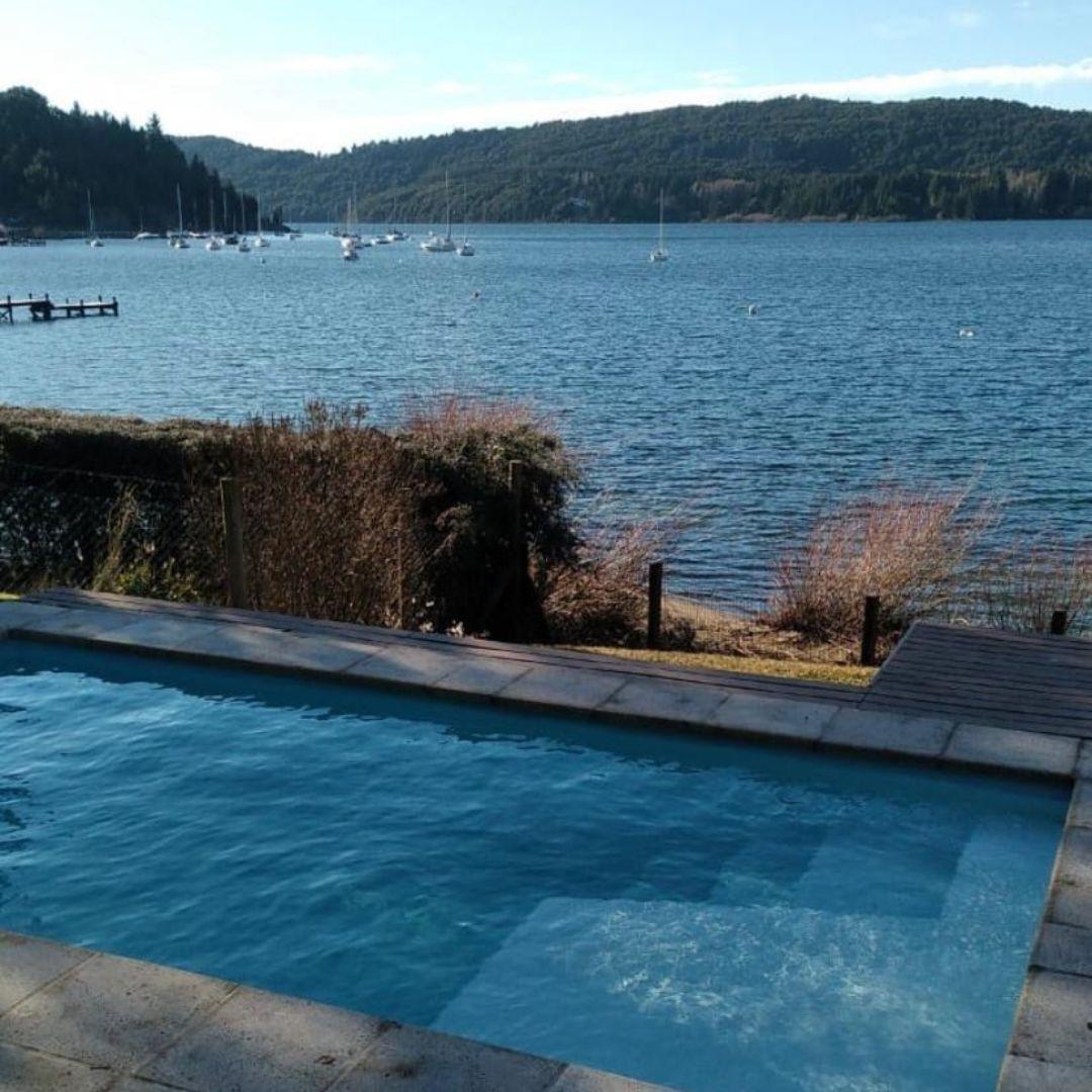 Residencia Premium con Costa de Lago, Piscina Climatizada y 3 Suites