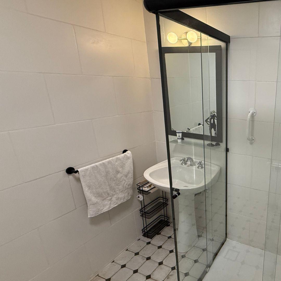 Residencia de 530 m² con Costa de Lago, Sauna y Amenities Exclusivos – Miralagos