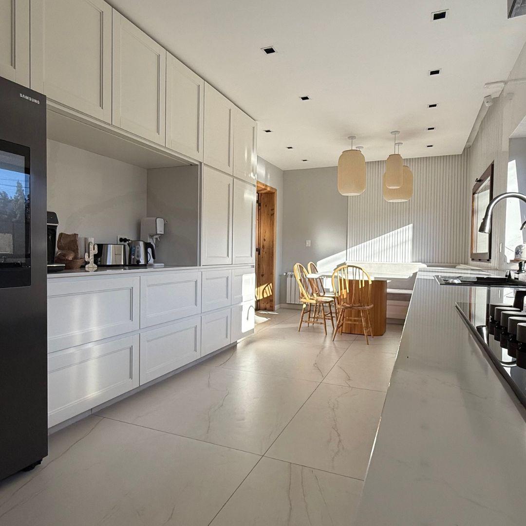 Residencia de 530 m² con Costa de Lago, Sauna y Amenities Exclusivos – Miralagos