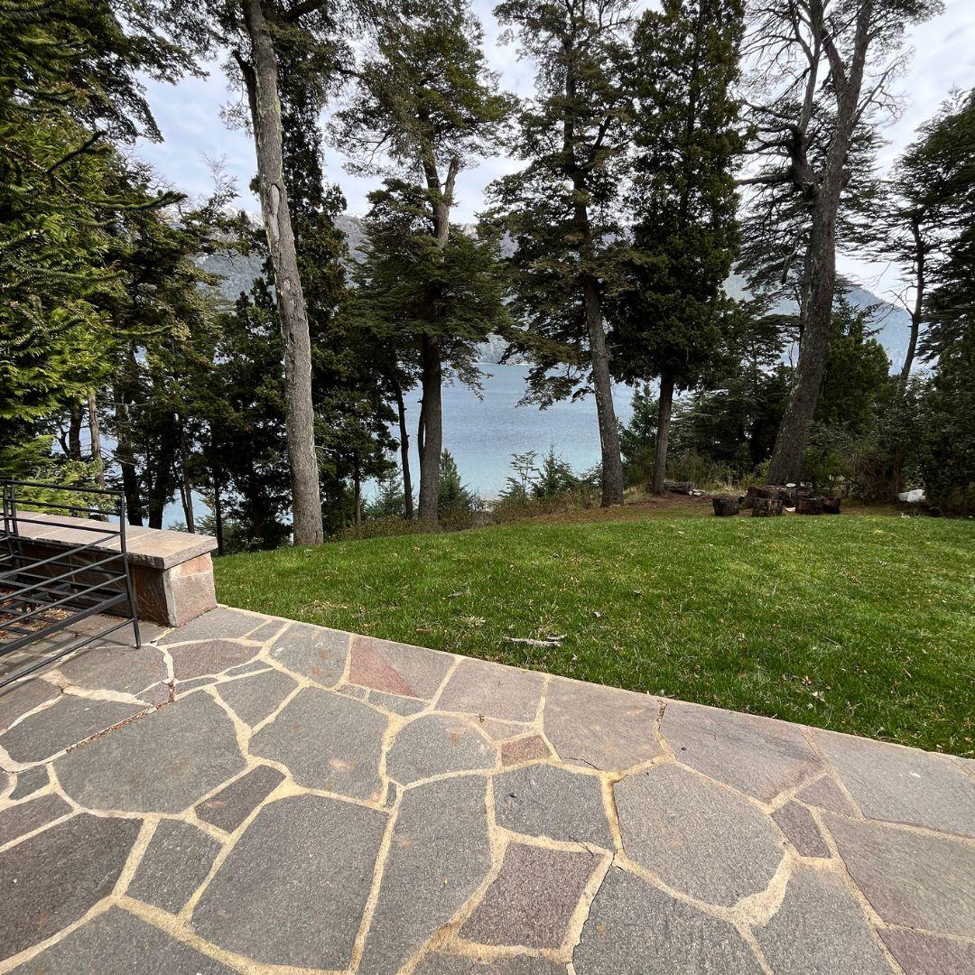 Residencia con Jacuzzi, Vista al Lago y Departamento de Huéspedes – Zona VIP Arelauquen