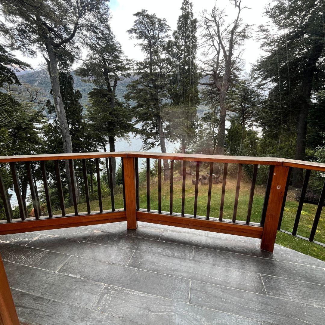 Residencia con Jacuzzi, Vista al Lago y Departamento de Huéspedes – Zona VIP Arelauquen