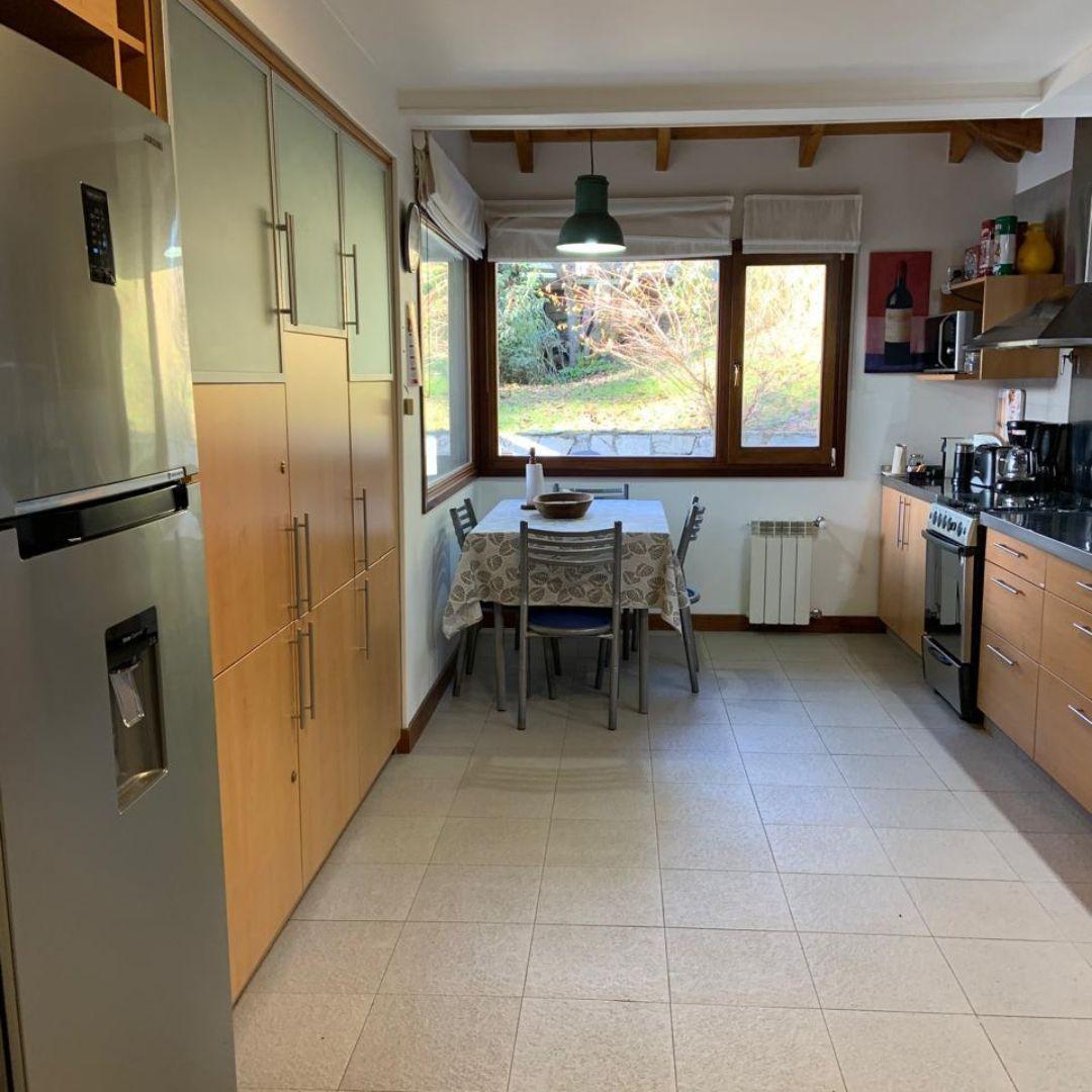 Residencia de Lujo con Costa de Lago, Spa Privado y Amarra Exclusiva – Barrio Cerrado