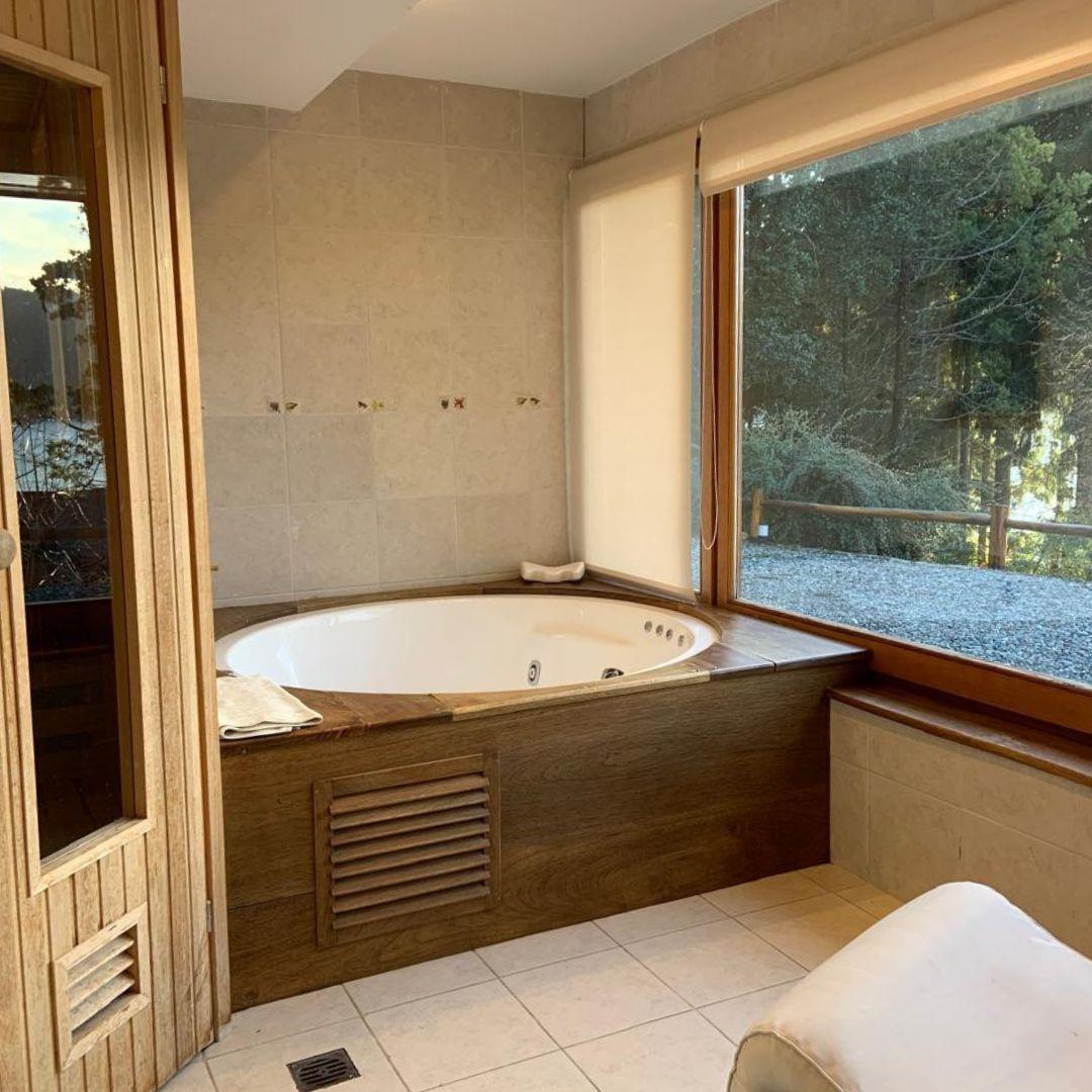 Residencia de Lujo con Costa de Lago, Spa Privado y Amarra Exclusiva – Barrio Cerrado