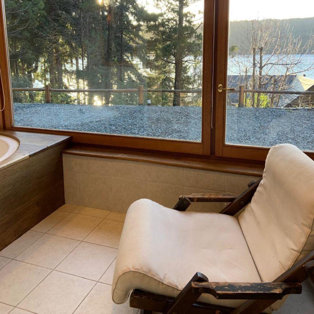 Residencia de Lujo con Costa de Lago, Spa Privado y Amarra Exclusiva – Barrio Cerrado