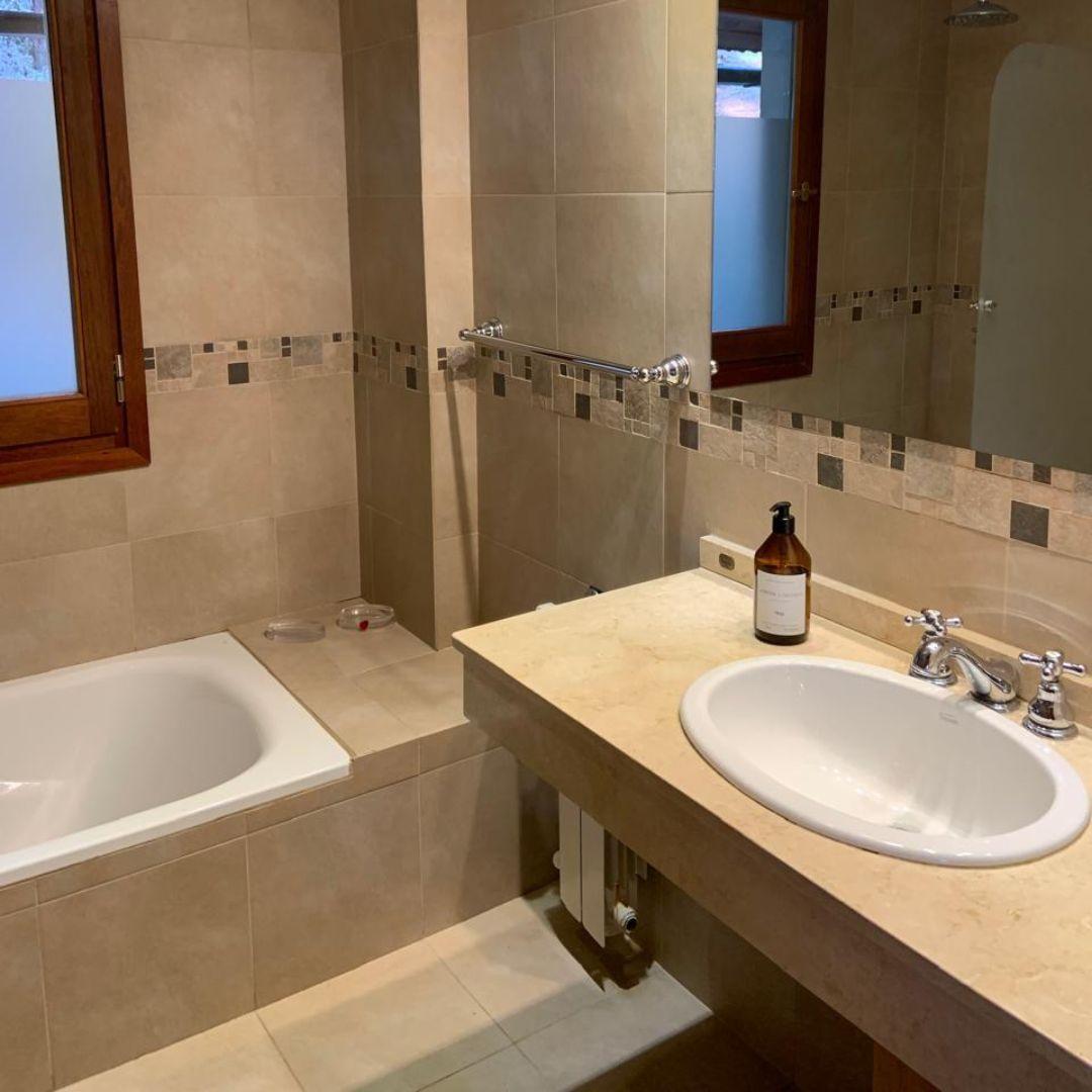 Residencia de Lujo con Costa de Lago, Spa Privado y Amarra Exclusiva – Barrio Cerrado