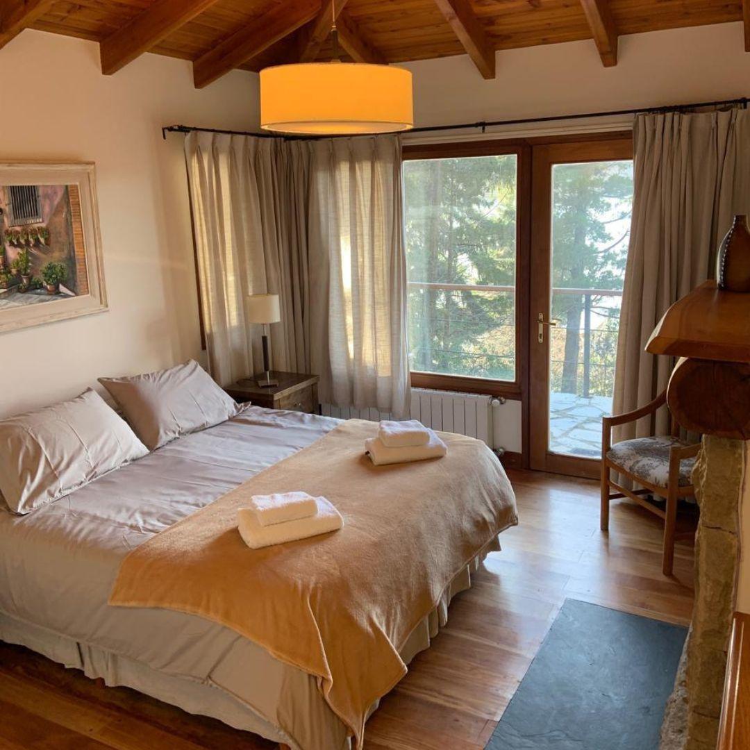 Residencia de Lujo con Costa de Lago, Spa Privado y Amarra Exclusiva – Barrio Cerrado