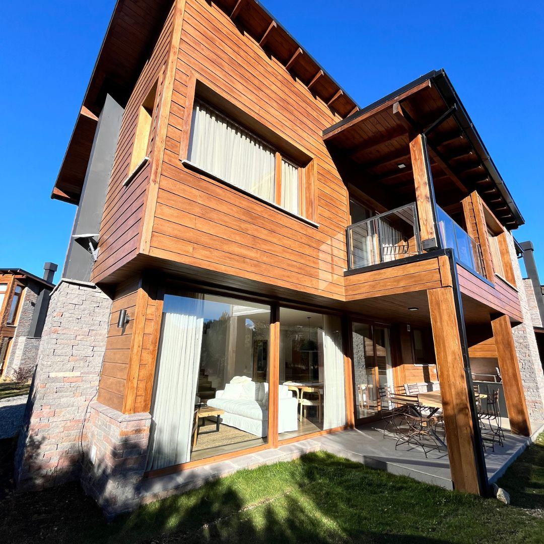 Departamento Tipo Casa con Jardín, Parrilla y Vistas Panorámicas – Arelauquen