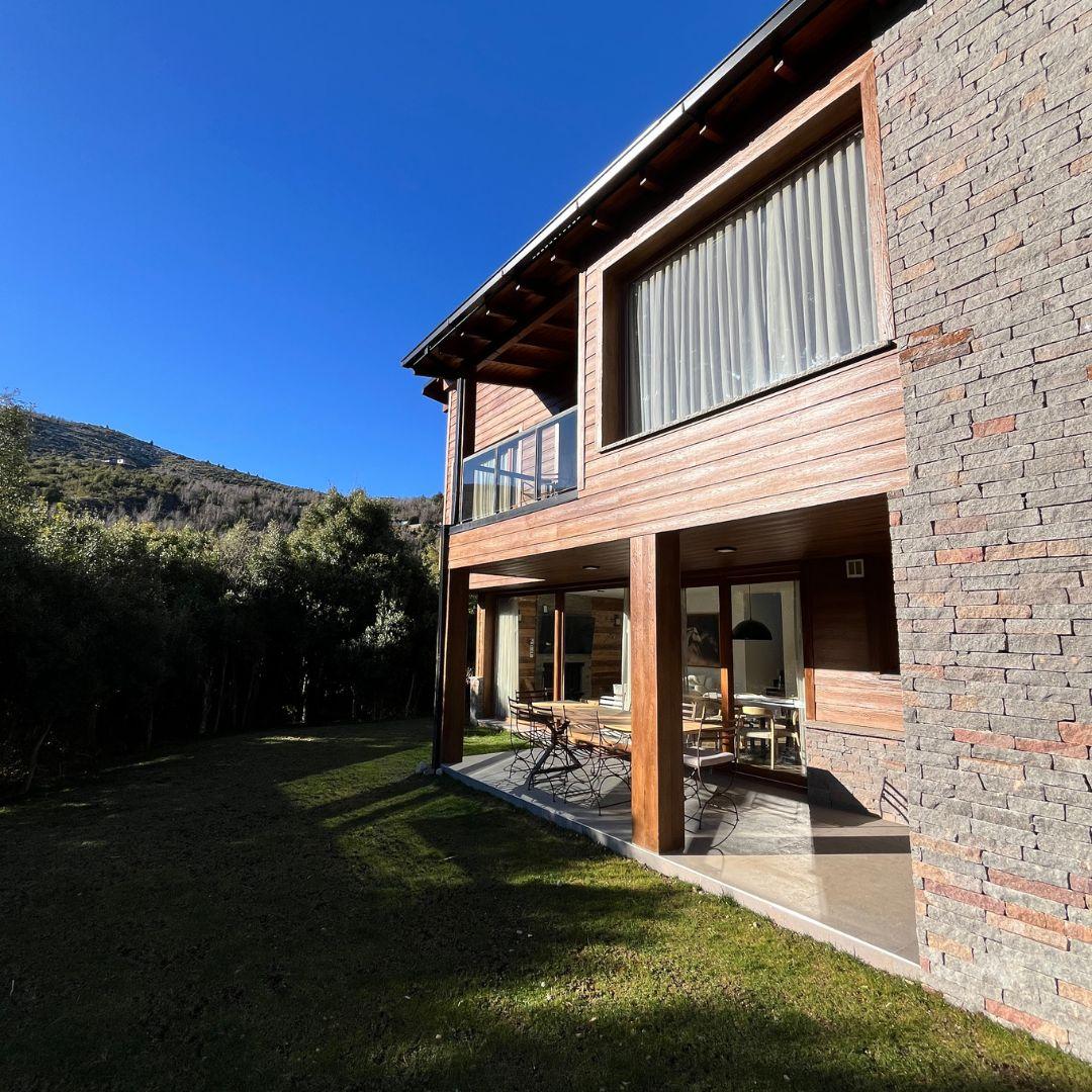 Departamento Tipo Casa con Jardín, Parrilla y Vistas Panorámicas – Arelauquen