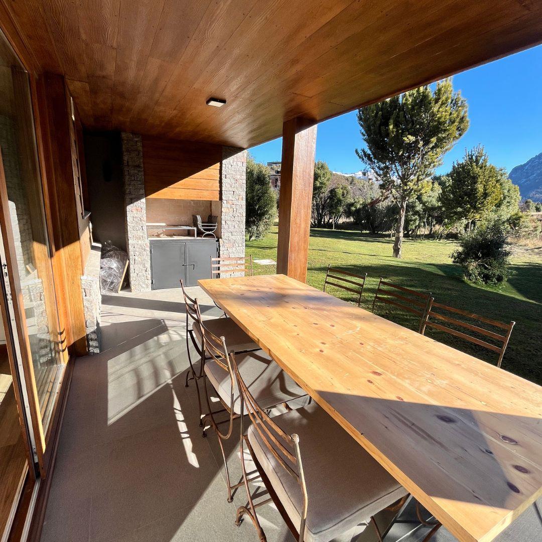 Departamento Tipo Casa con Jardín, Parrilla y Vistas Panorámicas – Arelauquen