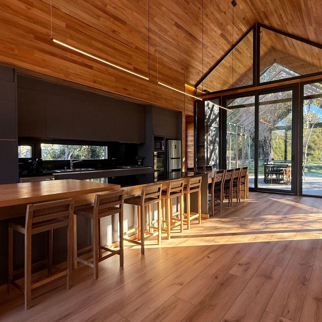 Casa de Diseño Moderno con Amplio Jardín y Playroom - L216