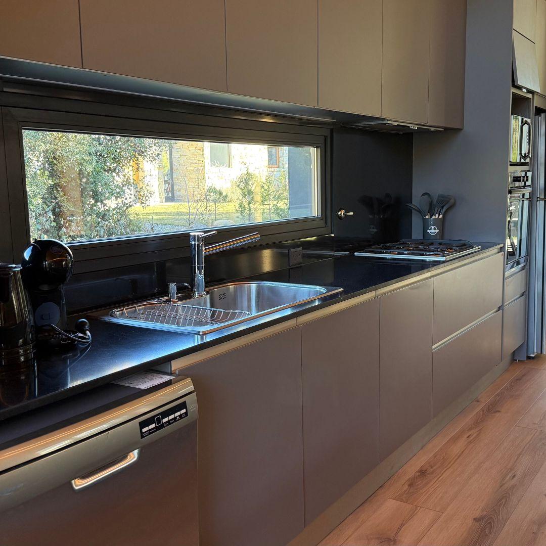 Casa de Diseño Moderno con Amplio Jardín y Playroom - L216