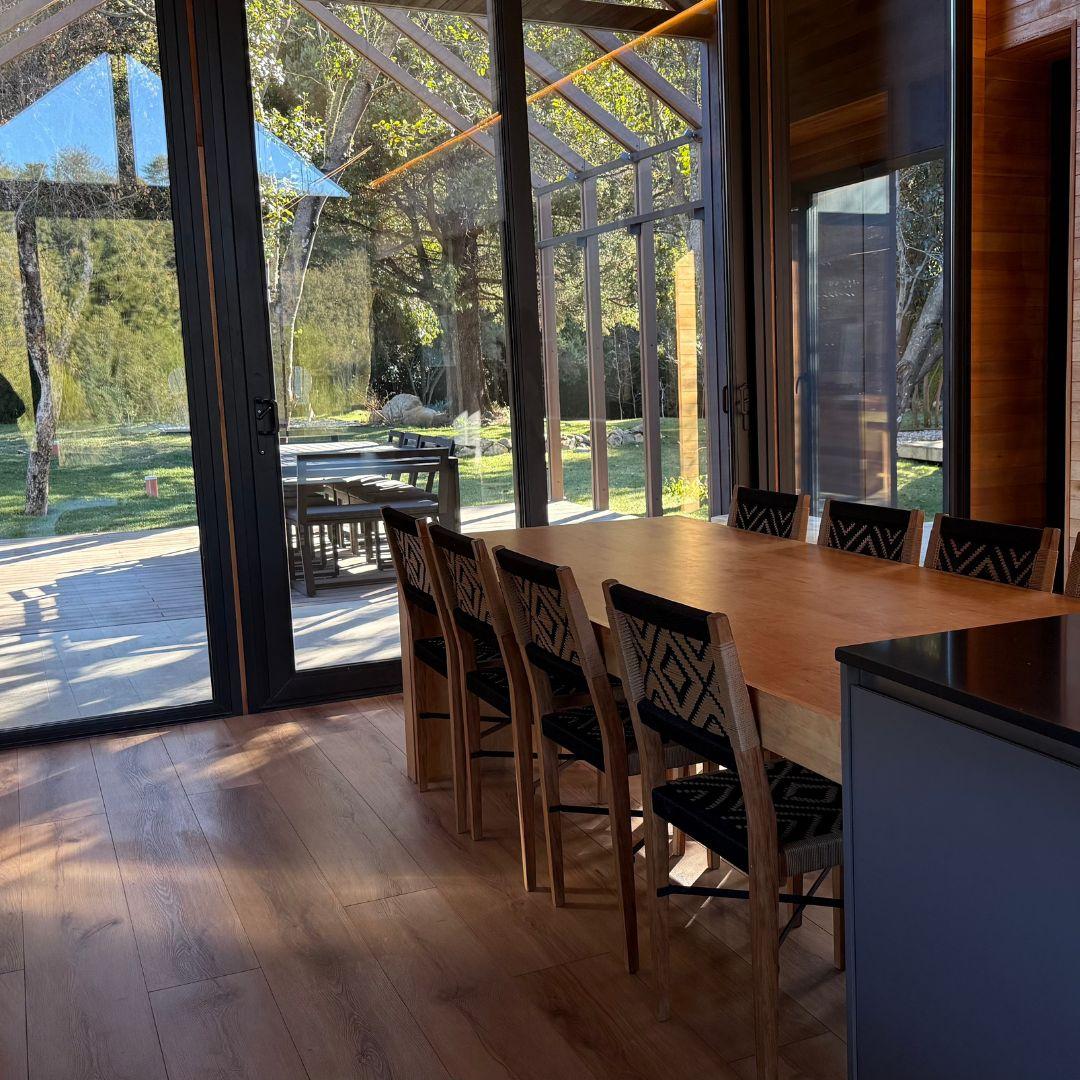 Casa de Diseño Moderno con Amplio Jardín y Playroom - L216