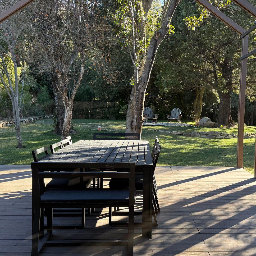 Casa de Diseño Moderno con Amplio Jardín y Playroom - L216