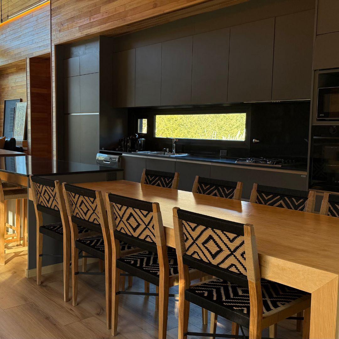 Casa de Diseño Moderno con Amplio Jardín y Playroom - L216