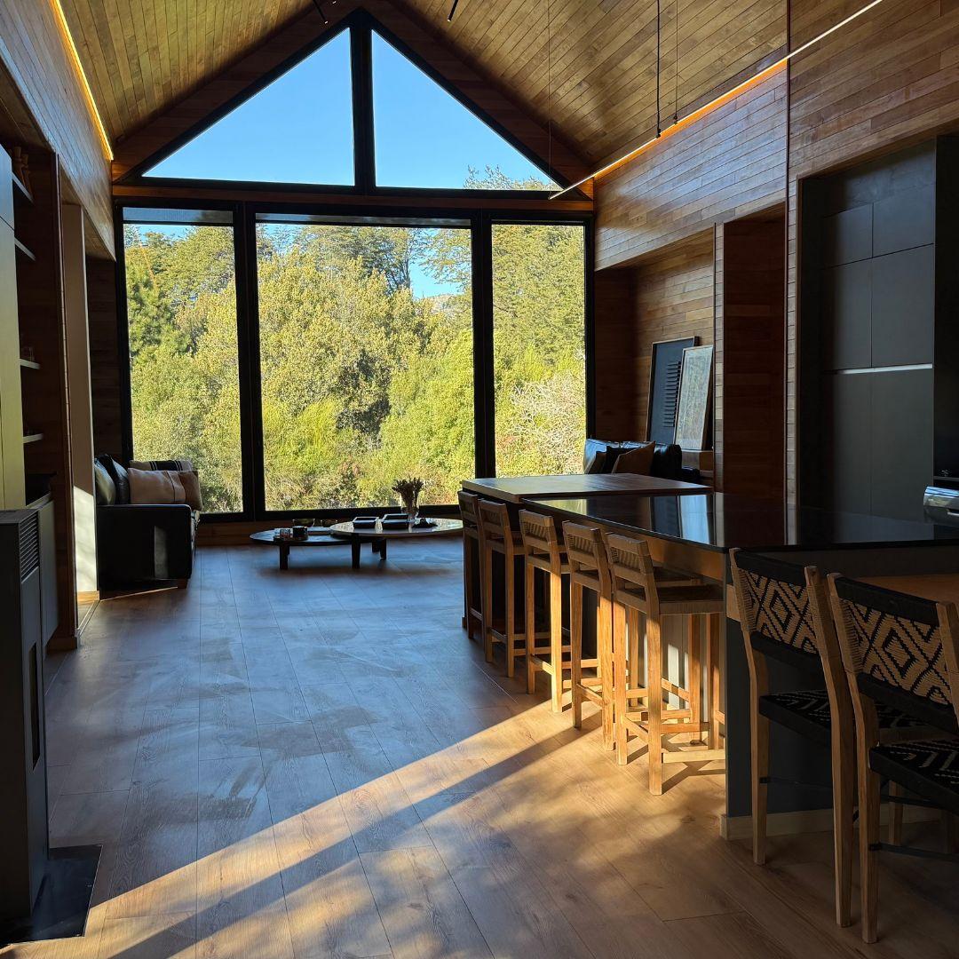 Casa de Diseño Moderno con Amplio Jardín y Playroom - L216