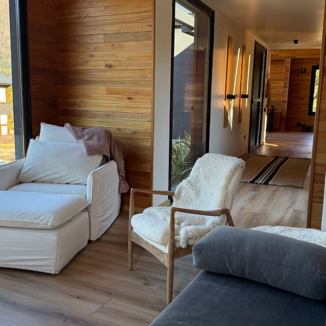 Casa de Diseño Moderno con Amplio Jardín y Playroom - L216
