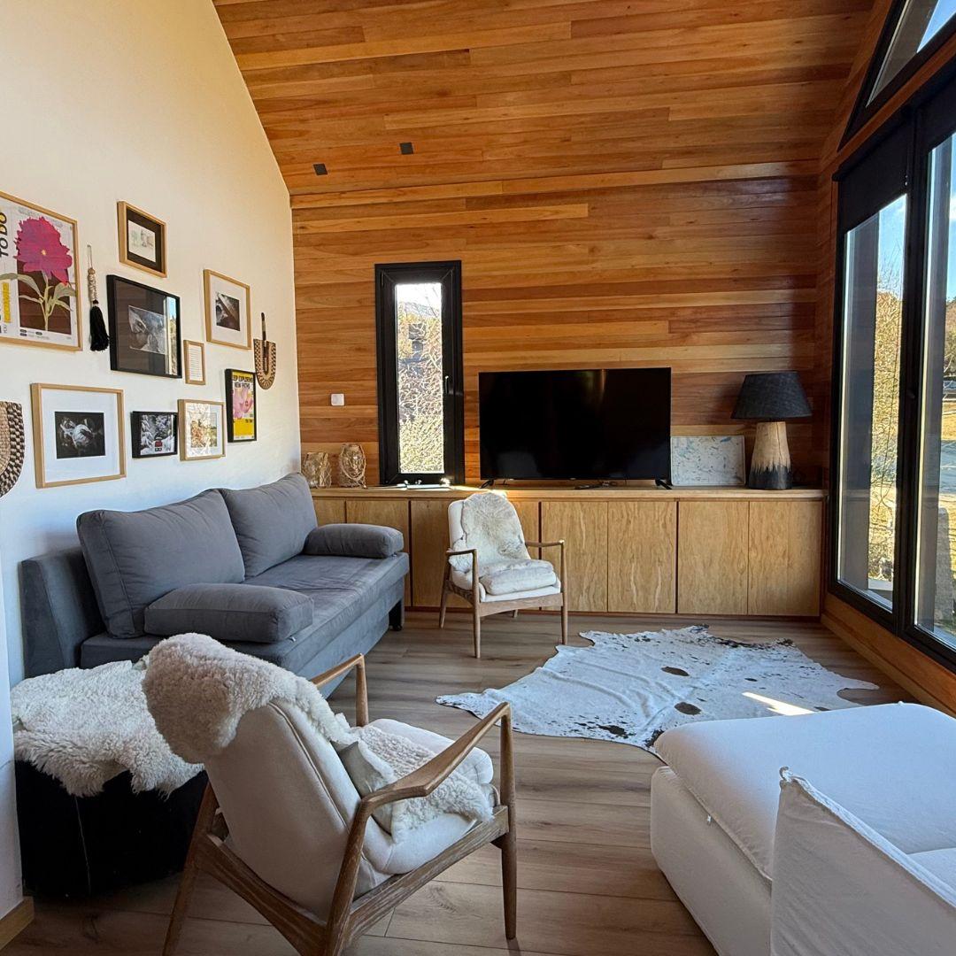Casa de Diseño Moderno con Amplio Jardín y Playroom - L216