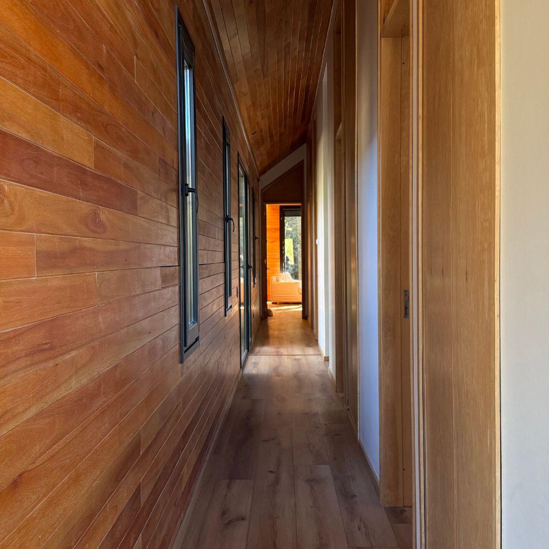 Casa de Diseño Moderno con Amplio Jardín y Playroom - L216