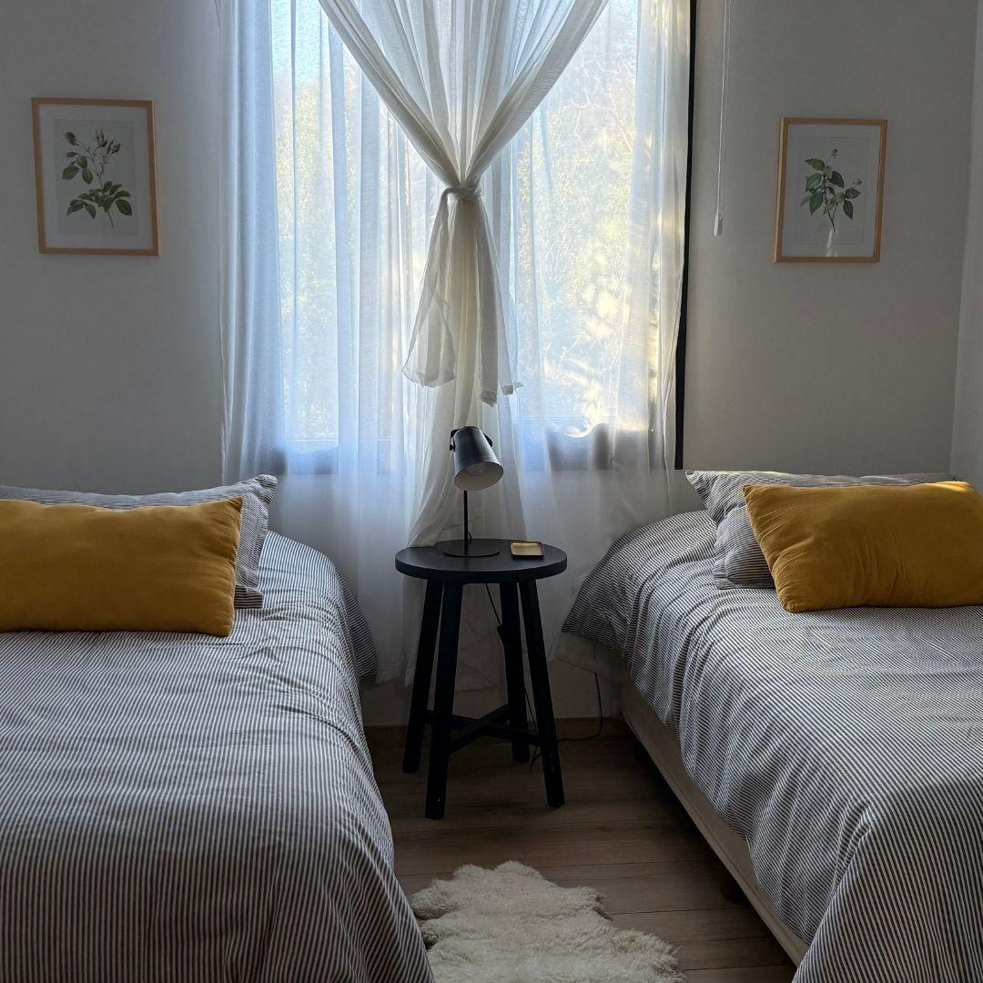 Casa de Diseño Moderno con Amplio Jardín y Playroom - L216