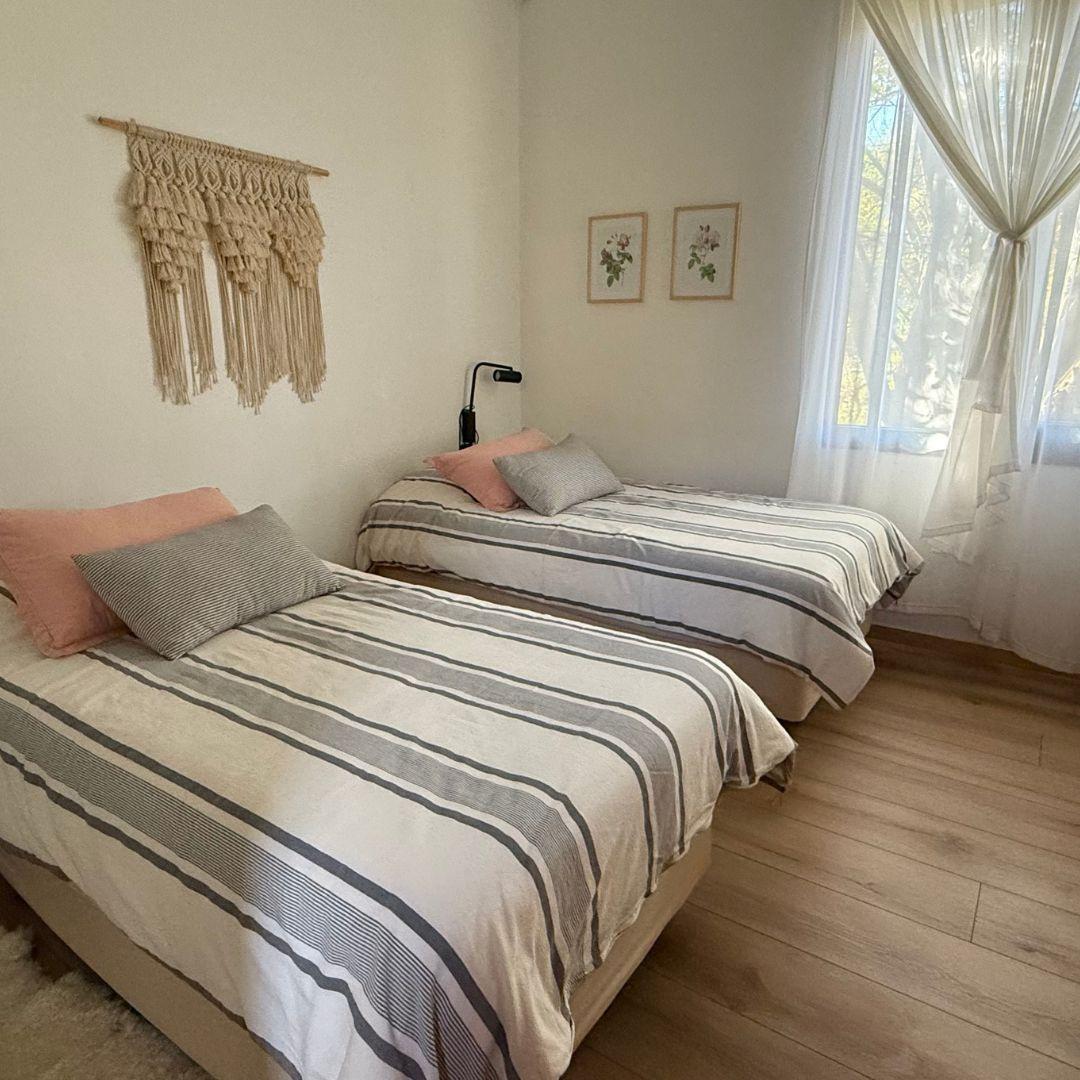 Casa de Diseño Moderno con Amplio Jardín y Playroom - L216