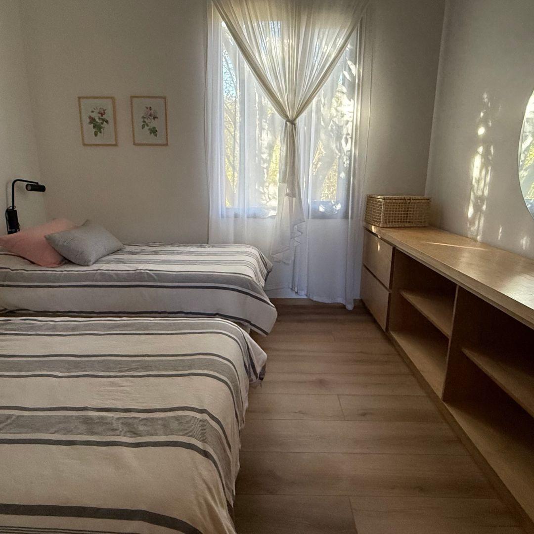 Casa de Diseño Moderno con Amplio Jardín y Playroom - L216