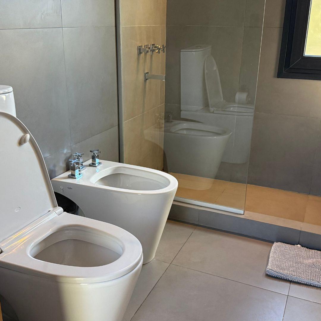 Casa de Diseño Moderno con Amplio Jardín y Playroom - L216