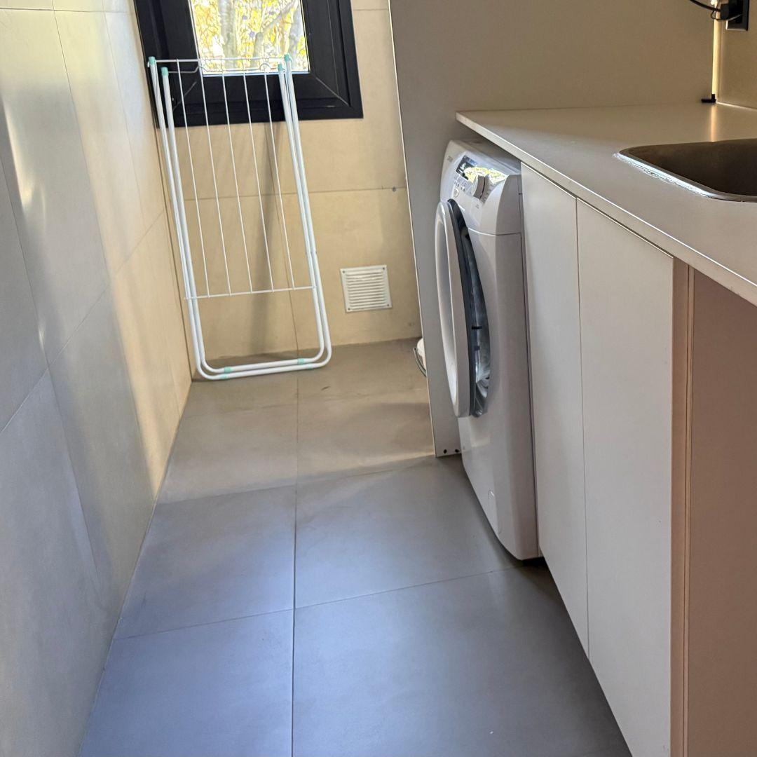 Casa de Diseño Moderno con Amplio Jardín y Playroom - L216