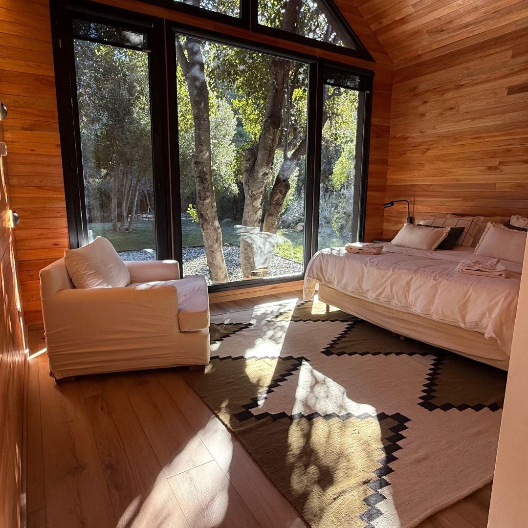 Casa de Diseño Moderno con Amplio Jardín y Playroom - L216