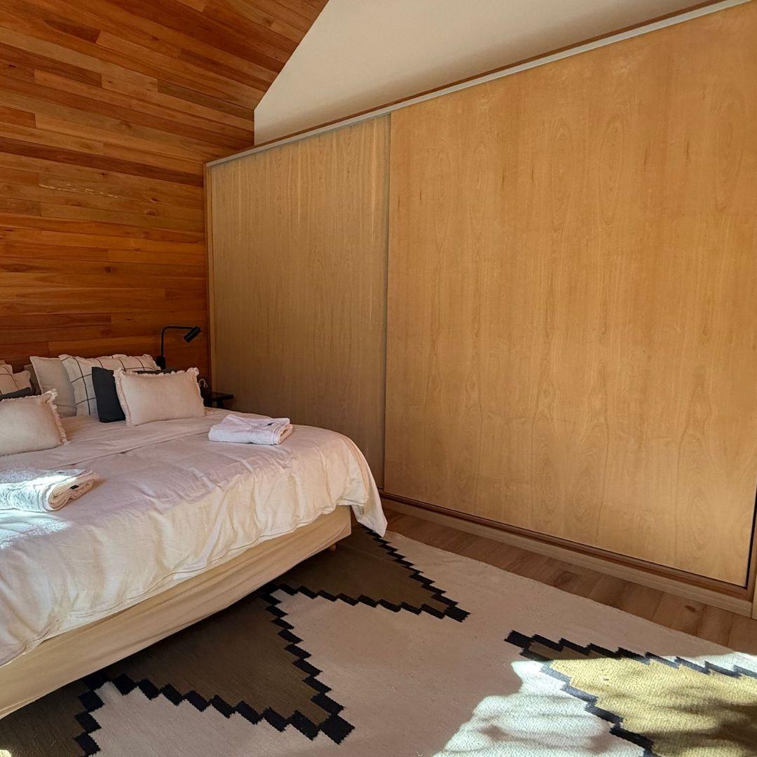 Casa de Diseño Moderno con Amplio Jardín y Playroom - L216