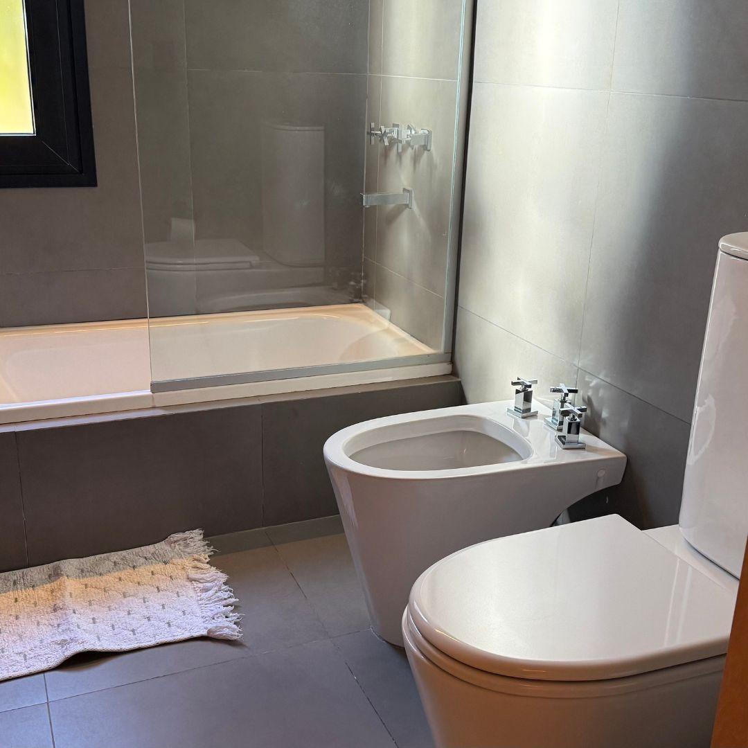 Casa de Diseño Moderno con Amplio Jardín y Playroom - L216