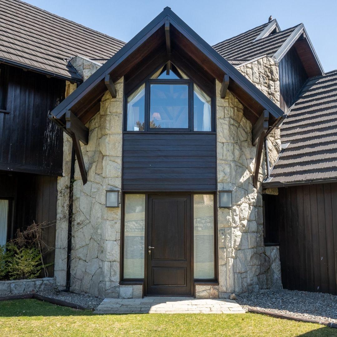 Residencia de Montaña con Vistas al Lago Gutiérrez y Cerro Catedral - Q19