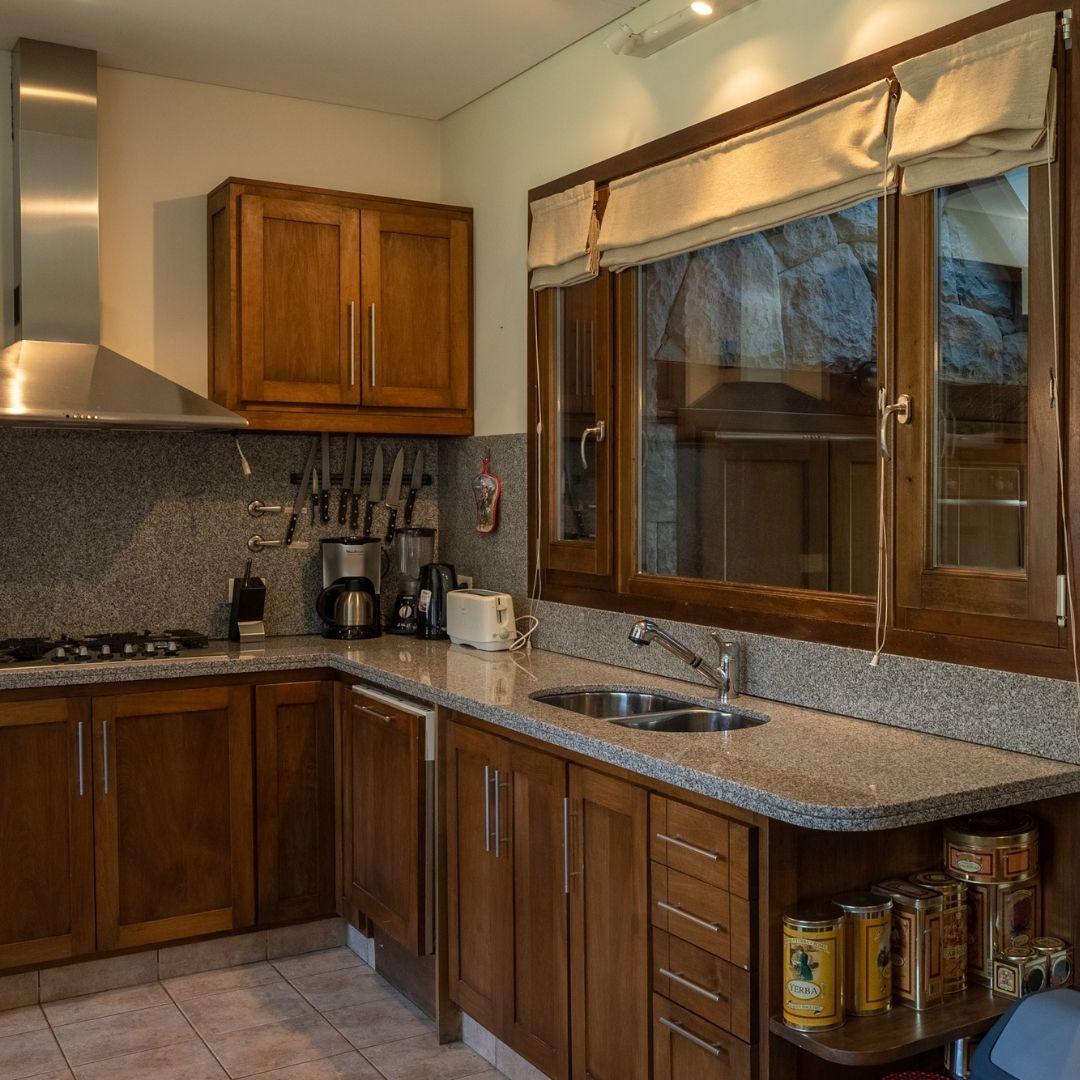 Residencia de Montaña con Vistas al Lago Gutiérrez y Cerro Catedral - Q19