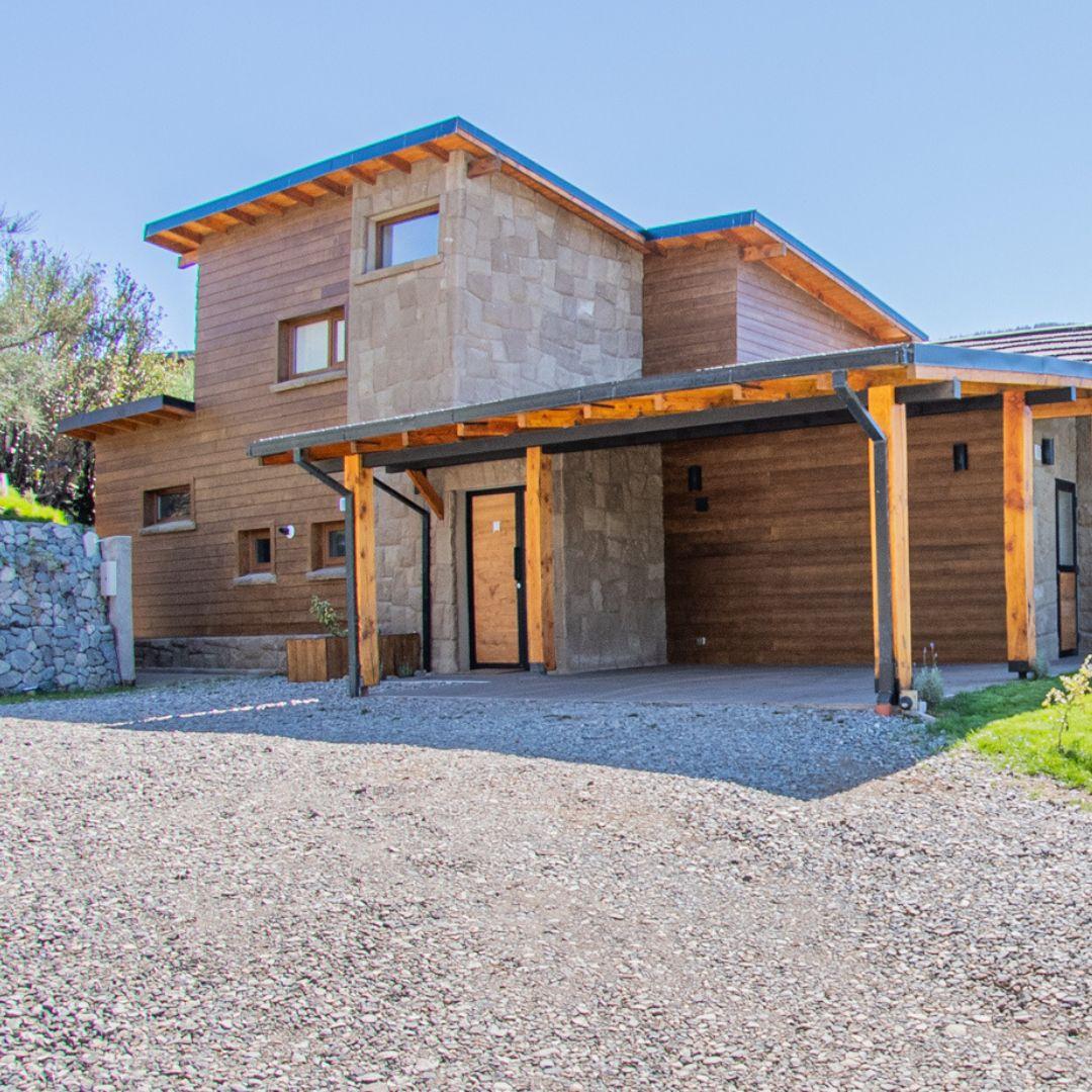 Cálida Residencia en Zona Polo con Vista al Cerro Otto – Arelauquen Golf & Country Club