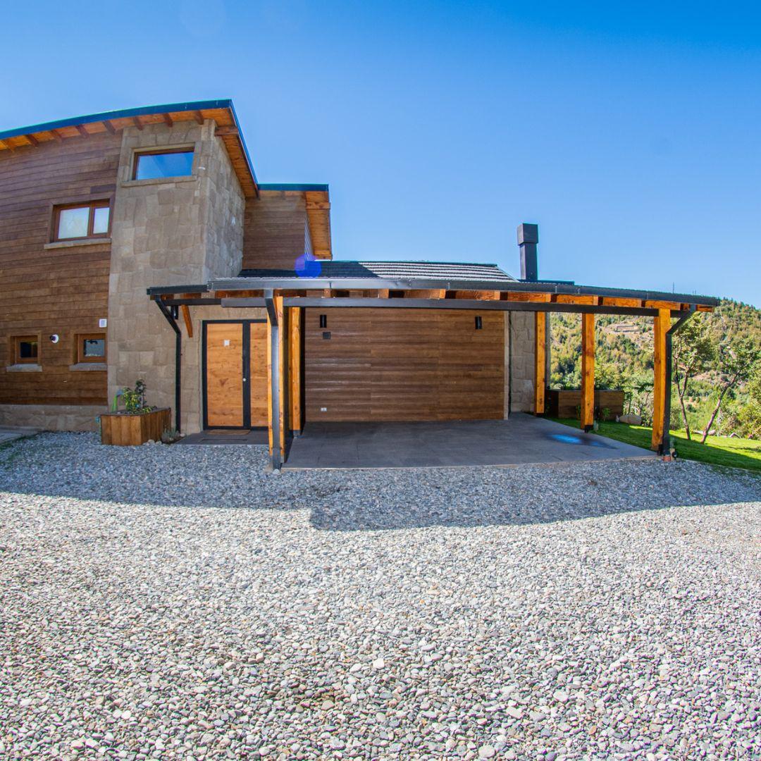 Cálida Residencia en Zona Polo con Vista al Cerro Otto – Arelauquen Golf & Country Club