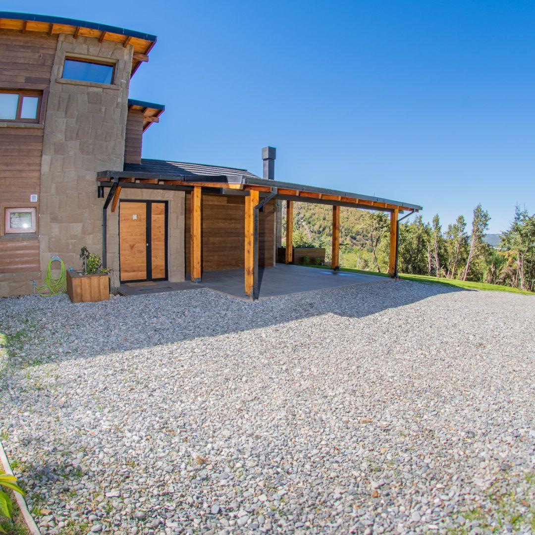 Cálida Residencia en Zona Polo con Vista al Cerro Otto – Arelauquen Golf & Country Club