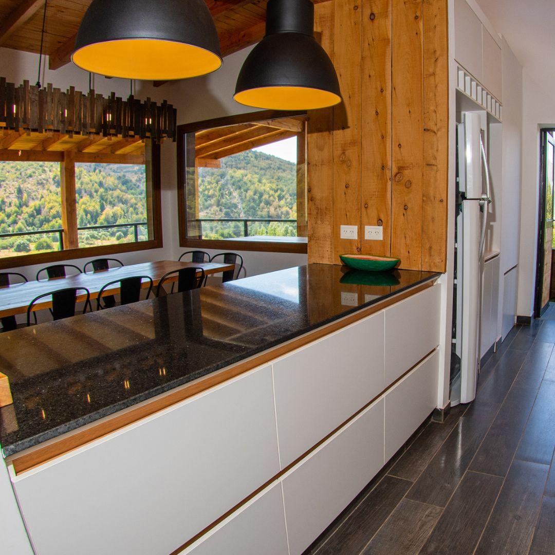 Cálida Residencia en Zona Polo con Vista al Cerro Otto – Arelauquen Golf & Country Club
