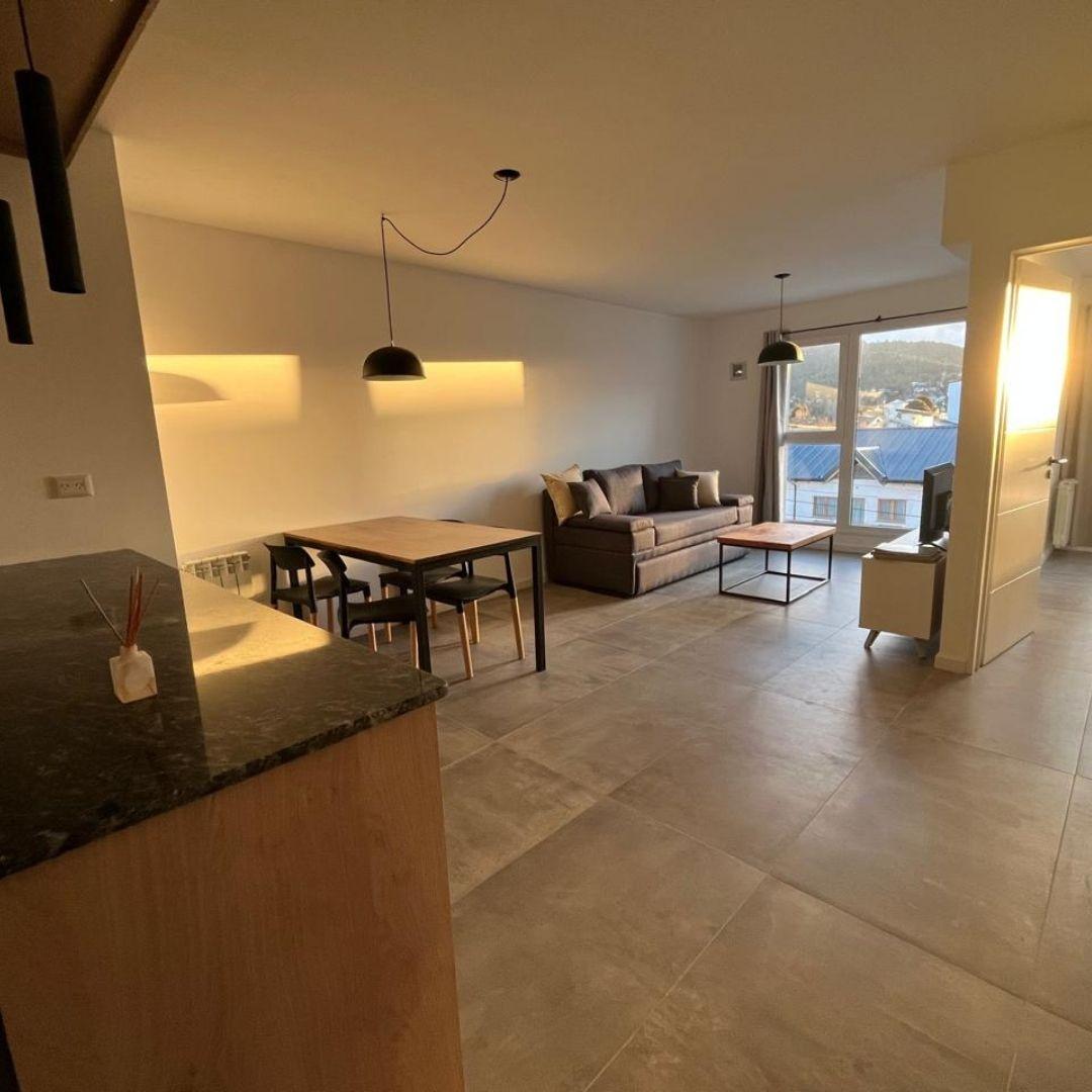 Departamento 2 Ambientes Amoblado con Cochera en Pleno Centro – San Carlos de Bariloche