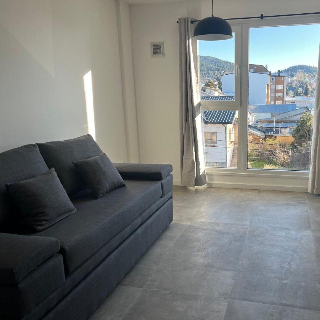 Departamento 2 Ambientes Amoblado con Cochera en Pleno Centro – San Carlos de Bariloche