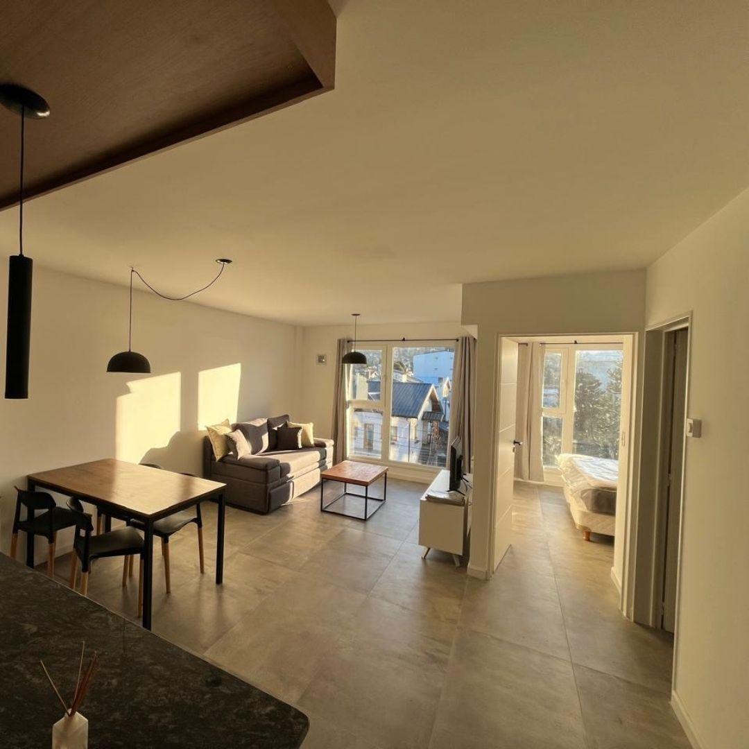 Departamento 2 Ambientes Amoblado con Cochera en Pleno Centro – San Carlos de Bariloche