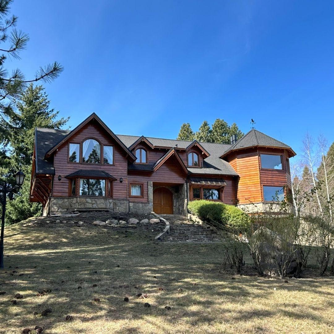 Exclusivo Chalet de 395 m² sobre el Golf con Pileta Climatizada – Chapelco Golf & Resort